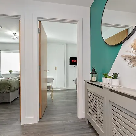 Premium Airport Suite~Free Parking~Luxury Condition~Balcony~Fantastic Location Close To Train Station & Town Centre Luton  Exterior photo