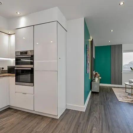 Premium Airport Suite~Free Parking~Luxury Condition~Balcony~Fantastic Location Close To Train Station & Town Centre Luton  Exterior photo
