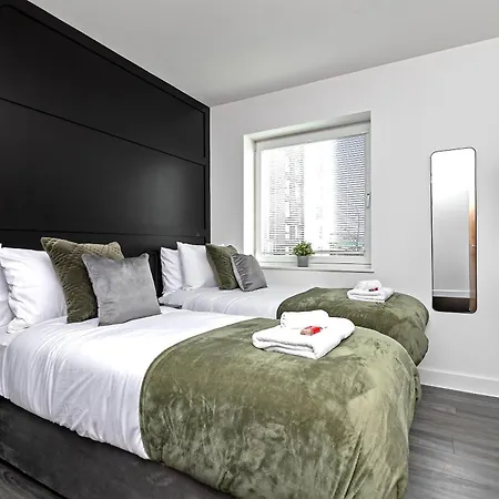 Premium Airport Suite~Free Parking~Luxury Condition~Balcony~Fantastic Location Close To Train Station & Town Centre Luton  Exterior photo