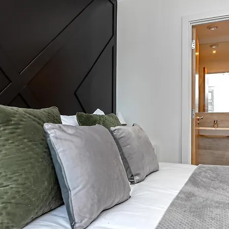 Premium Airport Suite~Free Parking~Luxury Condition~Balcony~Fantastic Location Close To Train Station & Town Centre Luton  Exterior photo