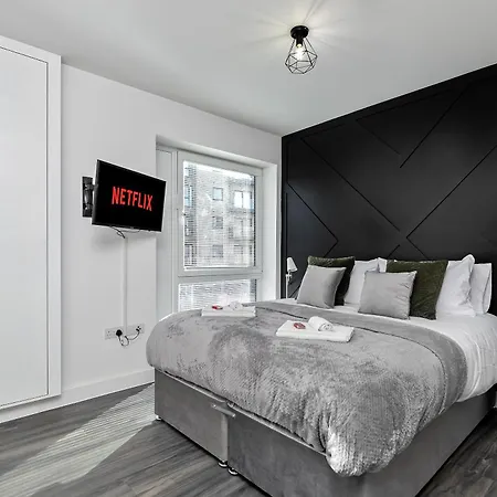 Premium Airport Suite~Free Parking~Luxury Condition~Balcony~Fantastic Location Close To Train Station & Town Centre Luton  Exterior photo