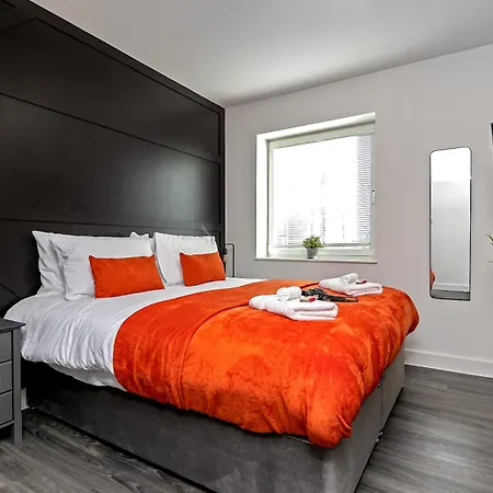 Premium Airport Suite~Free Parking~Luxury Condition~Balcony~Fantastic Location Close To Train Station & Town Centre Luton  Exterior photo