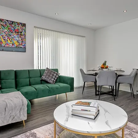 Premium Airport Suite~Free Parking~Luxury Condition~Balcony~Fantastic Location Close To Train Station & Town Centre Luton  Exterior photo