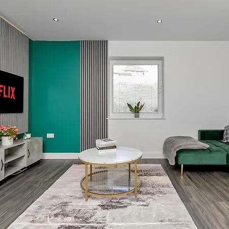 Premium Airport Suite~Free Parking~Luxury Condition~Balcony~Fantastic Location Close To Train Station & Town Centre Luton  Exterior photo