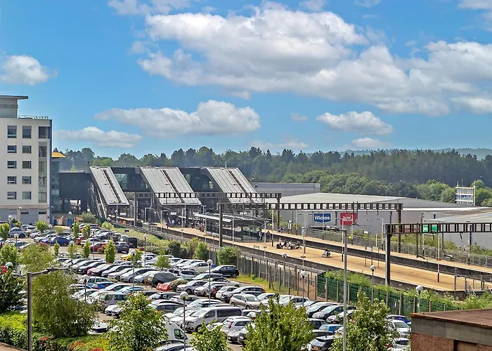 Premium Airport Suite~Free Parking~Luxury Condition~Balcony~Fantastic Location Close To Train Station & Town Centre