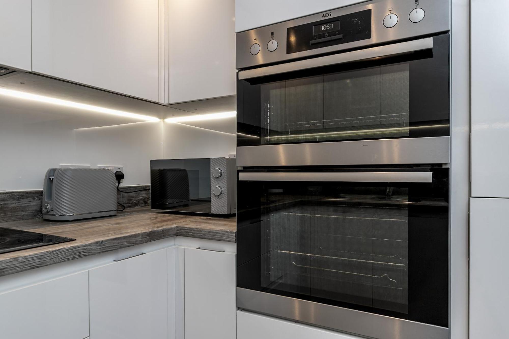 Premium Airport Suite~free Parking~luxury Condition~balcony~fantastic Location Close To Train Station & Town Centre Apartment Luton (Bedfordshire)