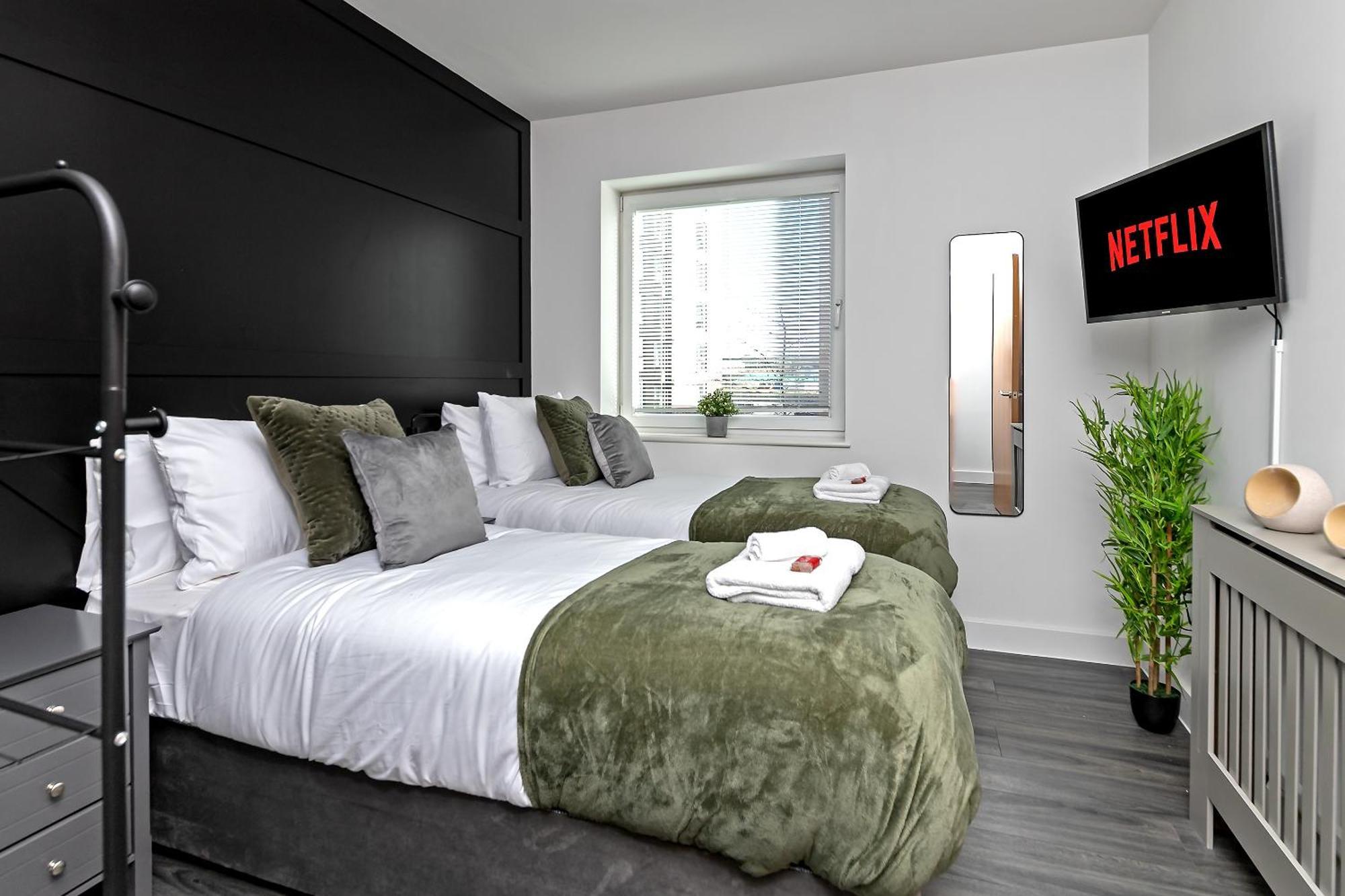 Apartment Premium Airport Suite~free Parking~luxury Condition~balcony~fantastic Location Close To Train Station & Town Centre