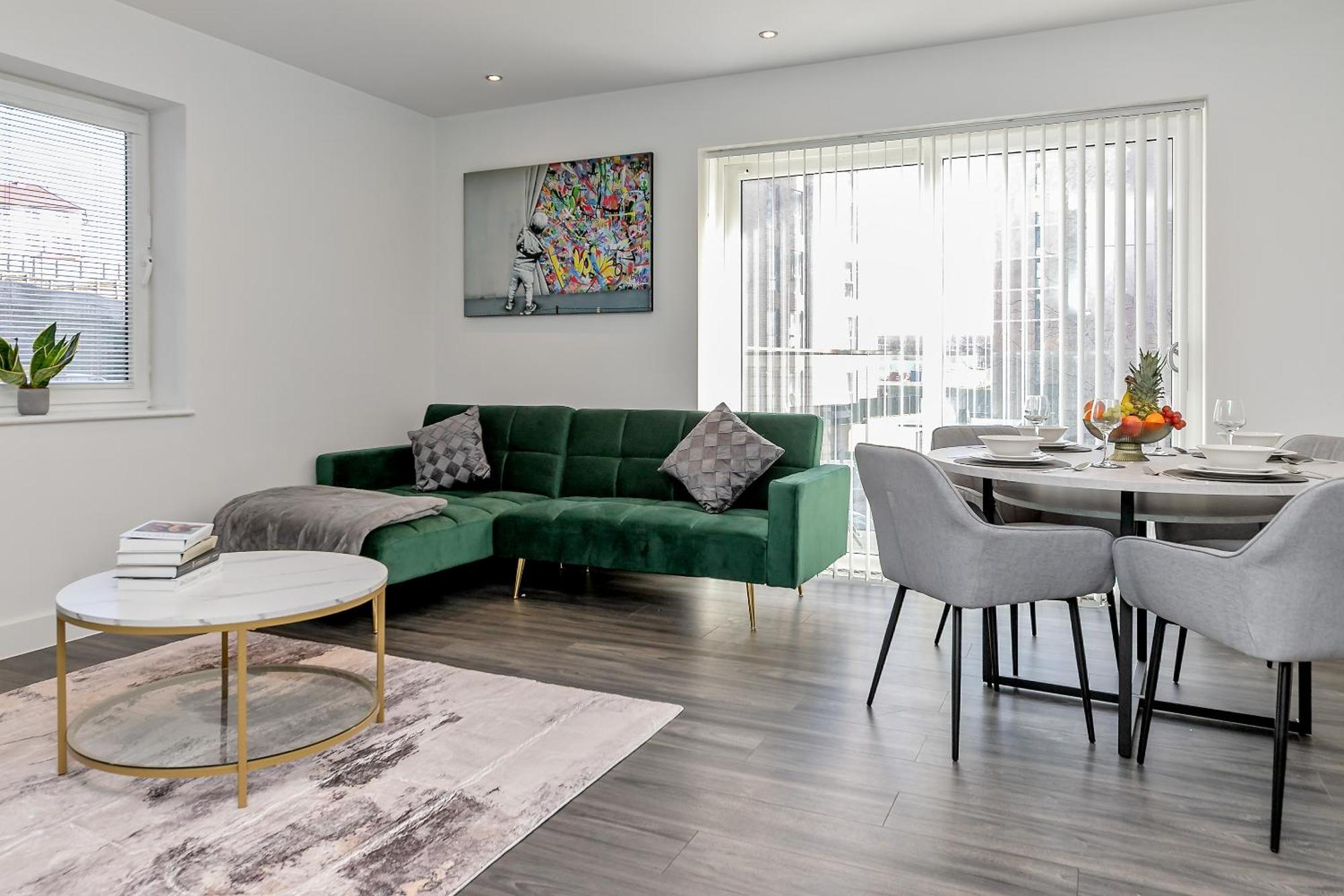 Premium Airport Suite~free Parking~luxury Condition~balcony~fantastic Location Close To Train Station & Town Centre *