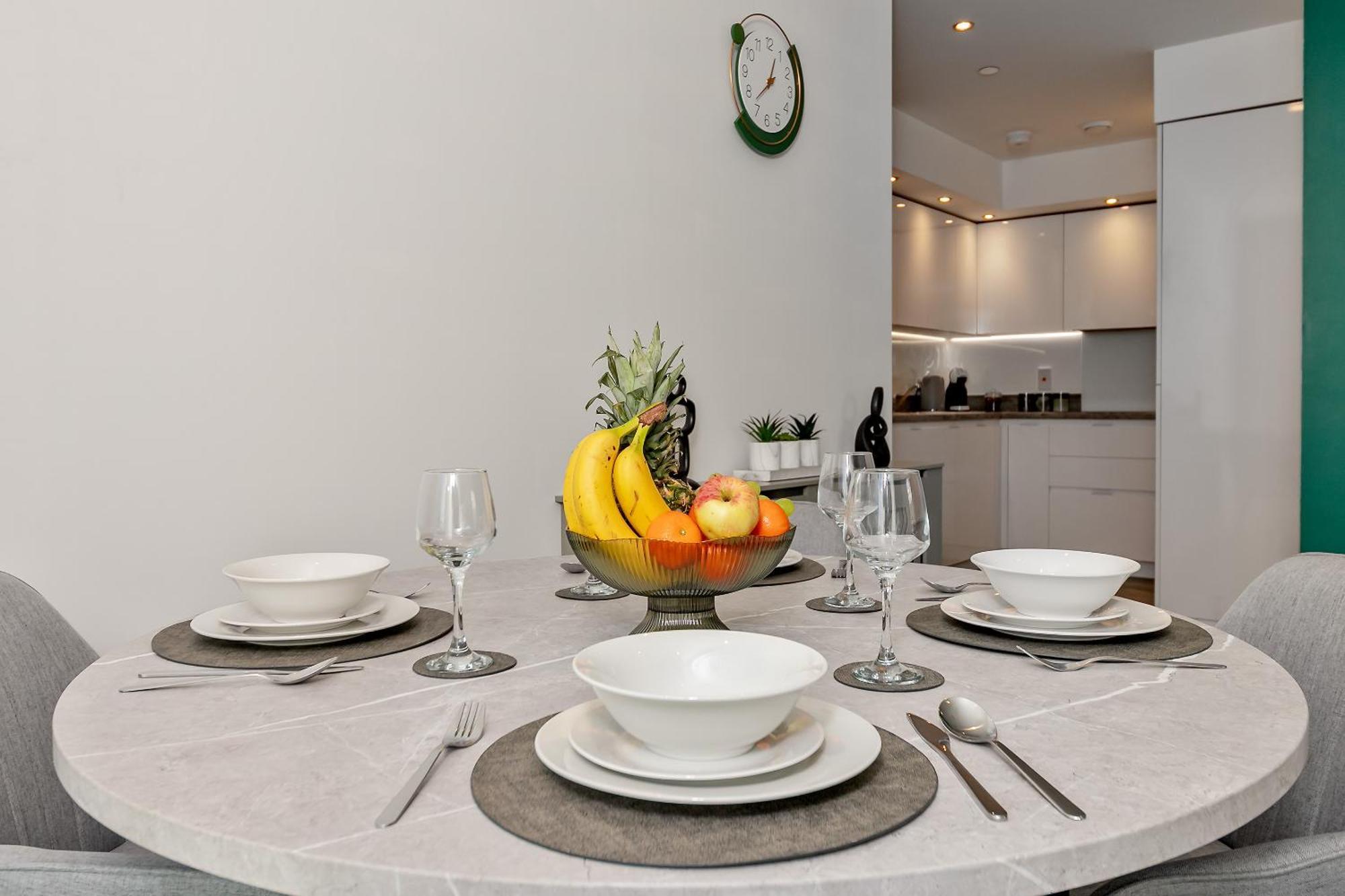 Premium Airport Suite~free Parking~luxury Condition~balcony~fantastic Location Close To Train Station & Town Centre Apartment *