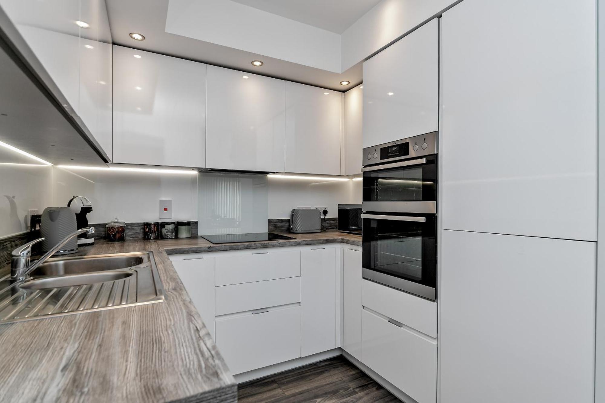 Apartment Premium Airport Suite~free Parking~luxury Condition~balcony~fantastic Location Close To Train Station & Town Centre Luton (Bedfordshire)