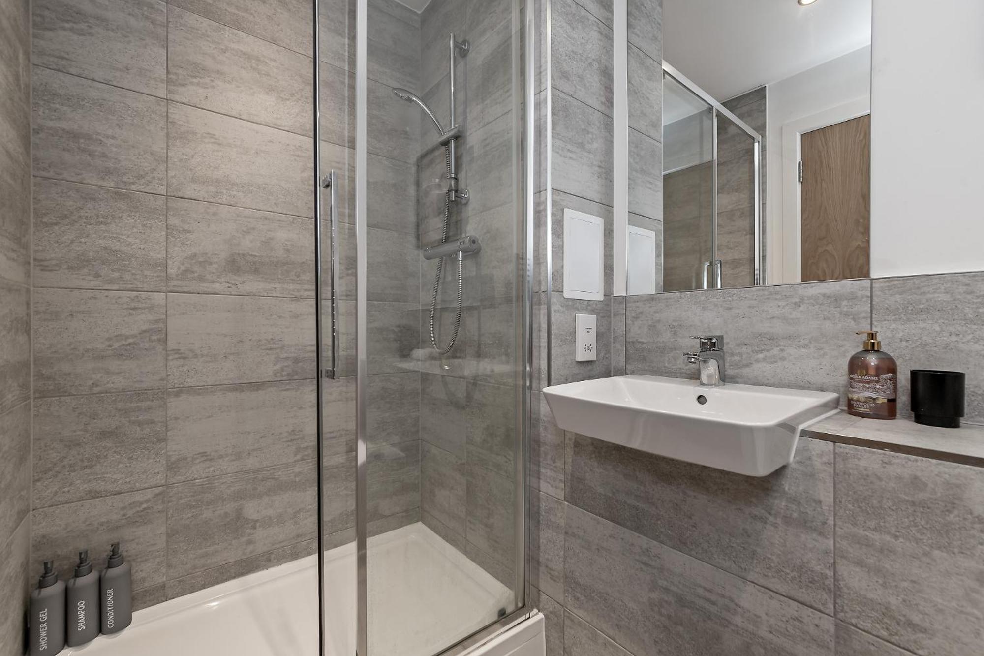 Premium Airport Suite~free Parking~luxury Condition~balcony~fantastic Location Close To Train Station & Town Centre Apartment