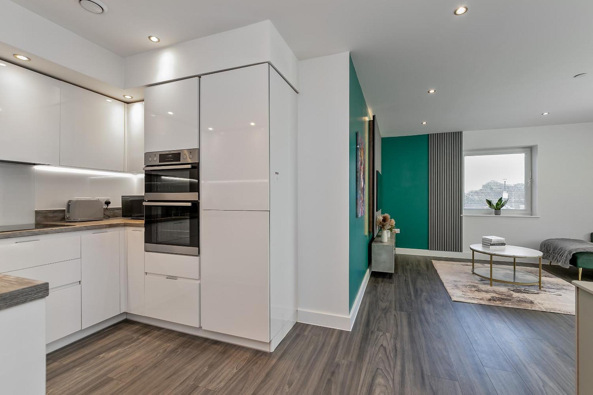 Premium Airport Suite~free Parking~luxury Condition~balcony~fantastic Location Close To Train Station & Town Centre
