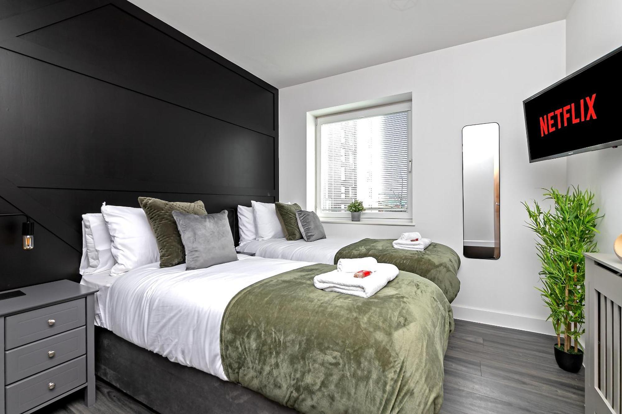 Premium Airport Suite~free Parking~luxury Condition~balcony~fantastic Location Close To Train Station & Town Centre