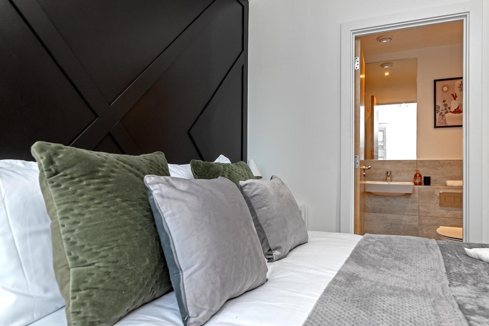 Premium Airport Suite~free Parking~luxury Condition~balcony~fantastic Location Close To Train Station & Town Centre Apartment Luton (Bedfordshire)