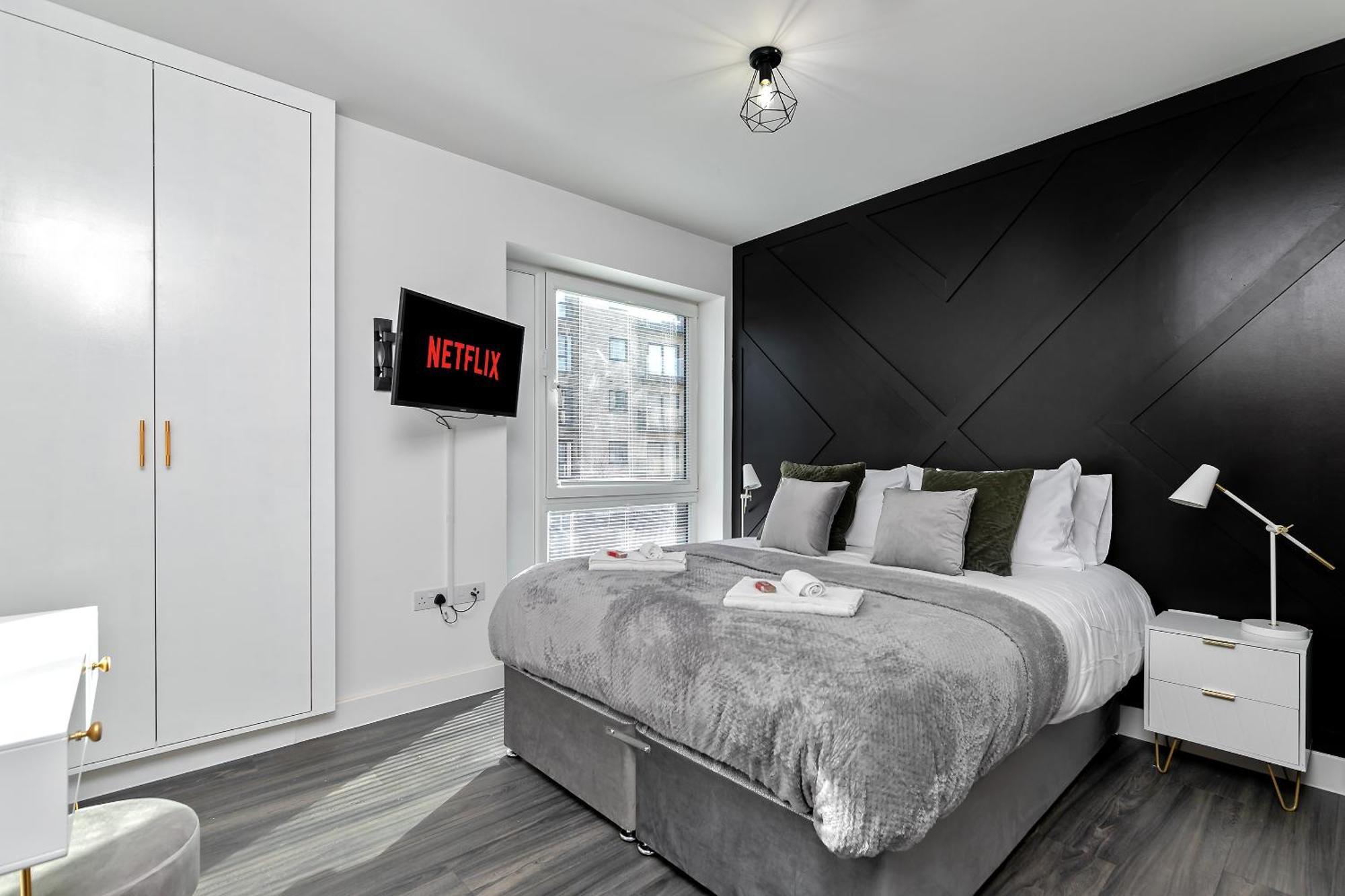Apartment Premium Airport Suite~free Parking~luxury Condition~balcony~fantastic Location Close To Train Station & Town Centre *