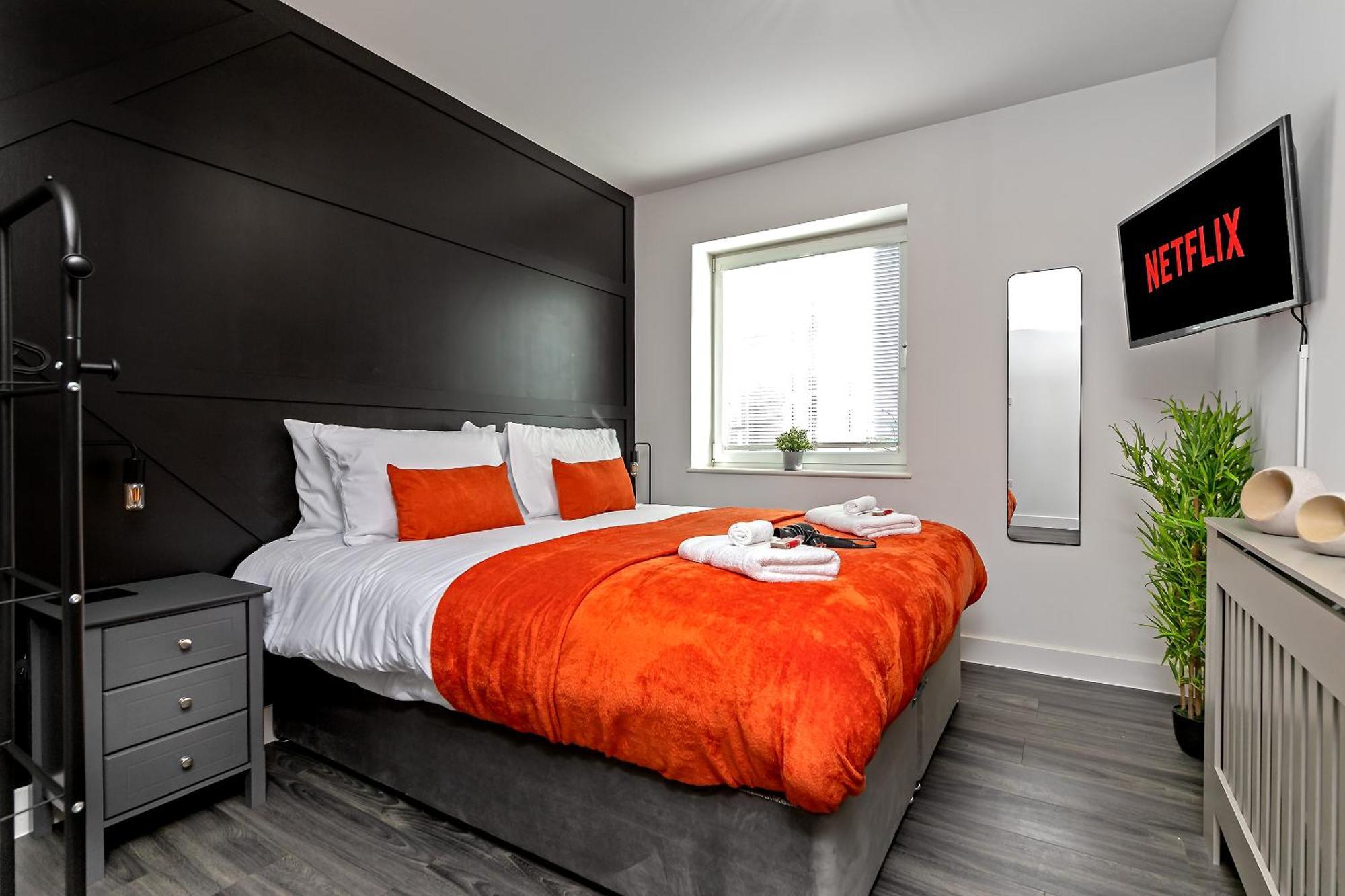 Premium Airport Suite~free Parking~luxury Condition~balcony~fantastic Location Close To Train Station & Town Centre *